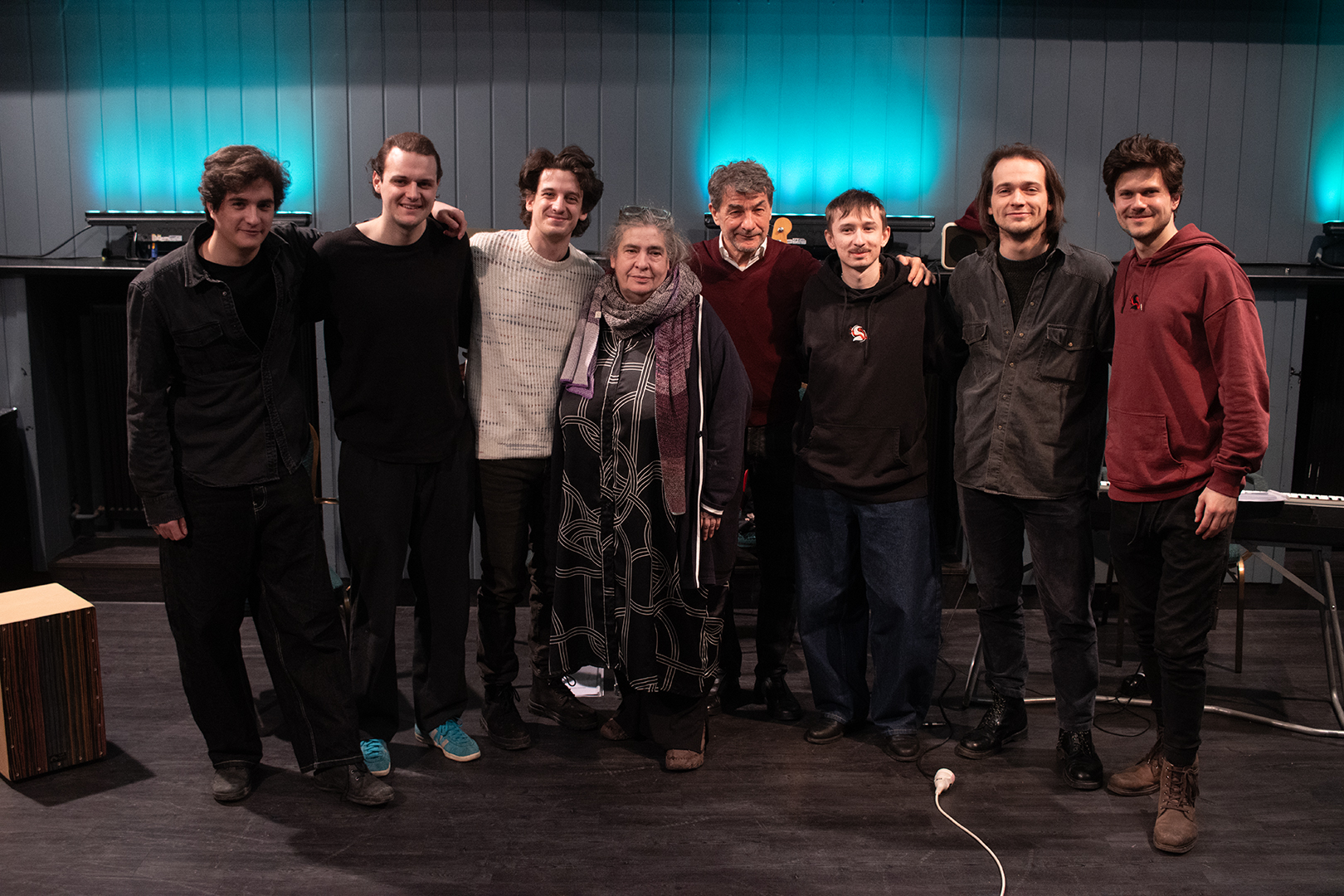 VELEM MINDIG TÖRTÉNIK VALAMI csoportkép