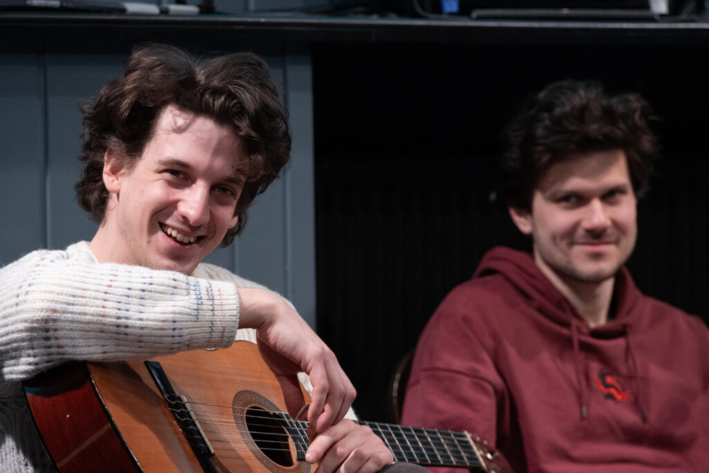 VELEM MINDIG TÖRTÉNIK VALAMI olvasópróba