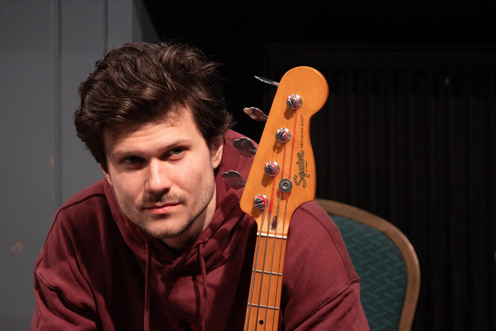 VELEM MINDIG TÖRTÉNIK VALAMI olvasópróba