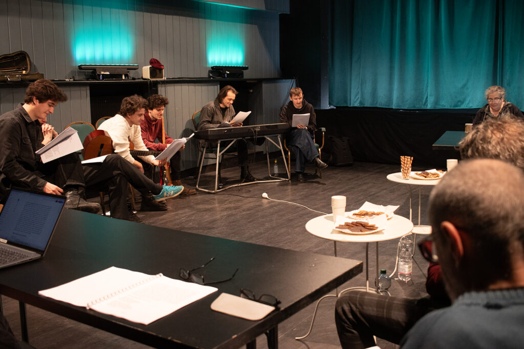 VELEM MINDIG TÖRTÉNIK VALAMI olvasópróba