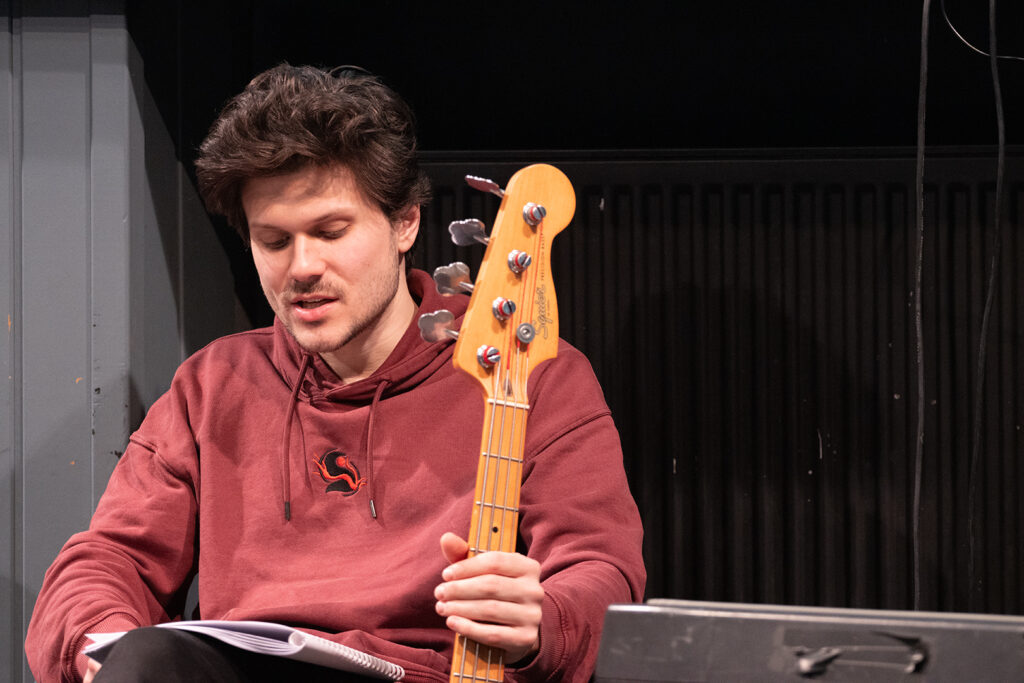 VELEM MINDIG TÖRTÉNIK VALAMI olvasópróba