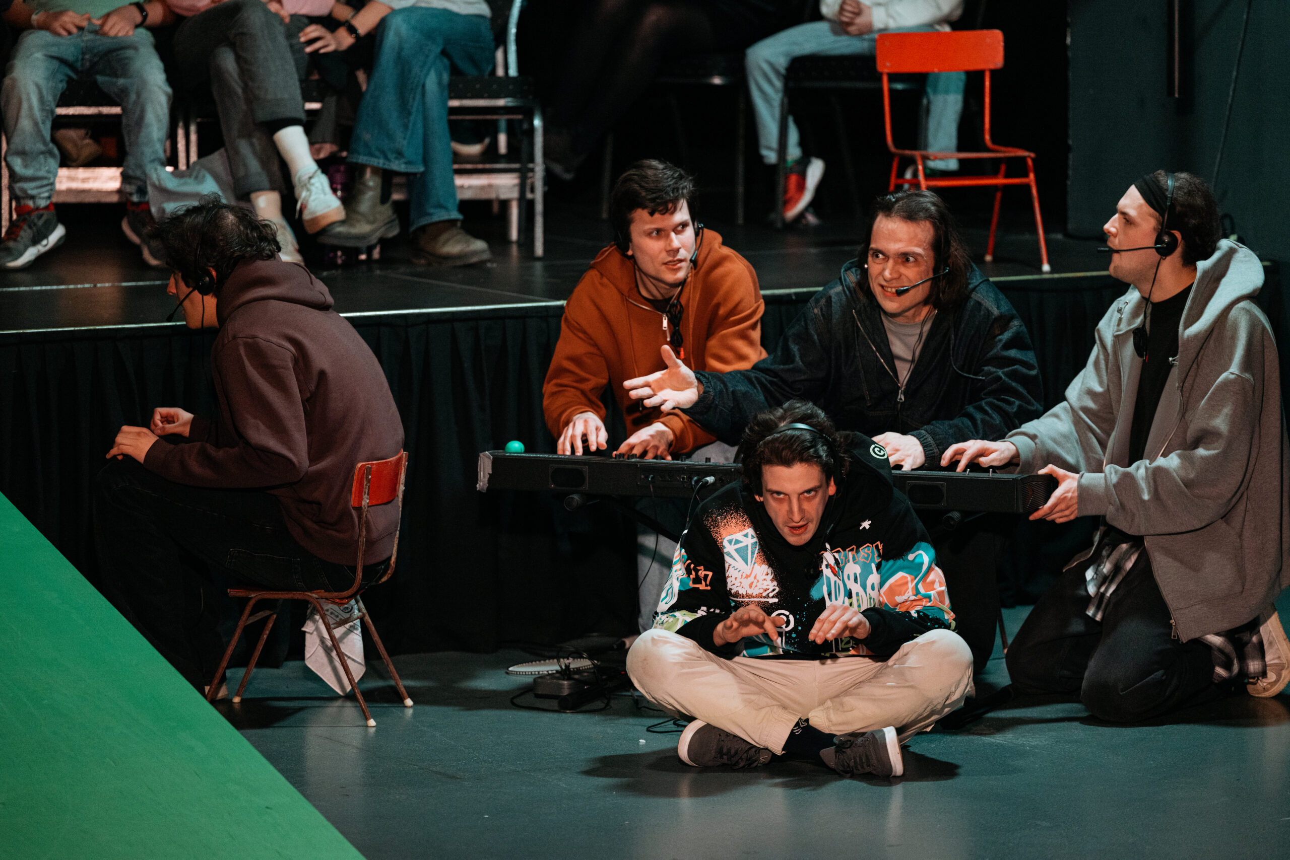 VELEM MINDIG TÖRTÉNIK VALAMI